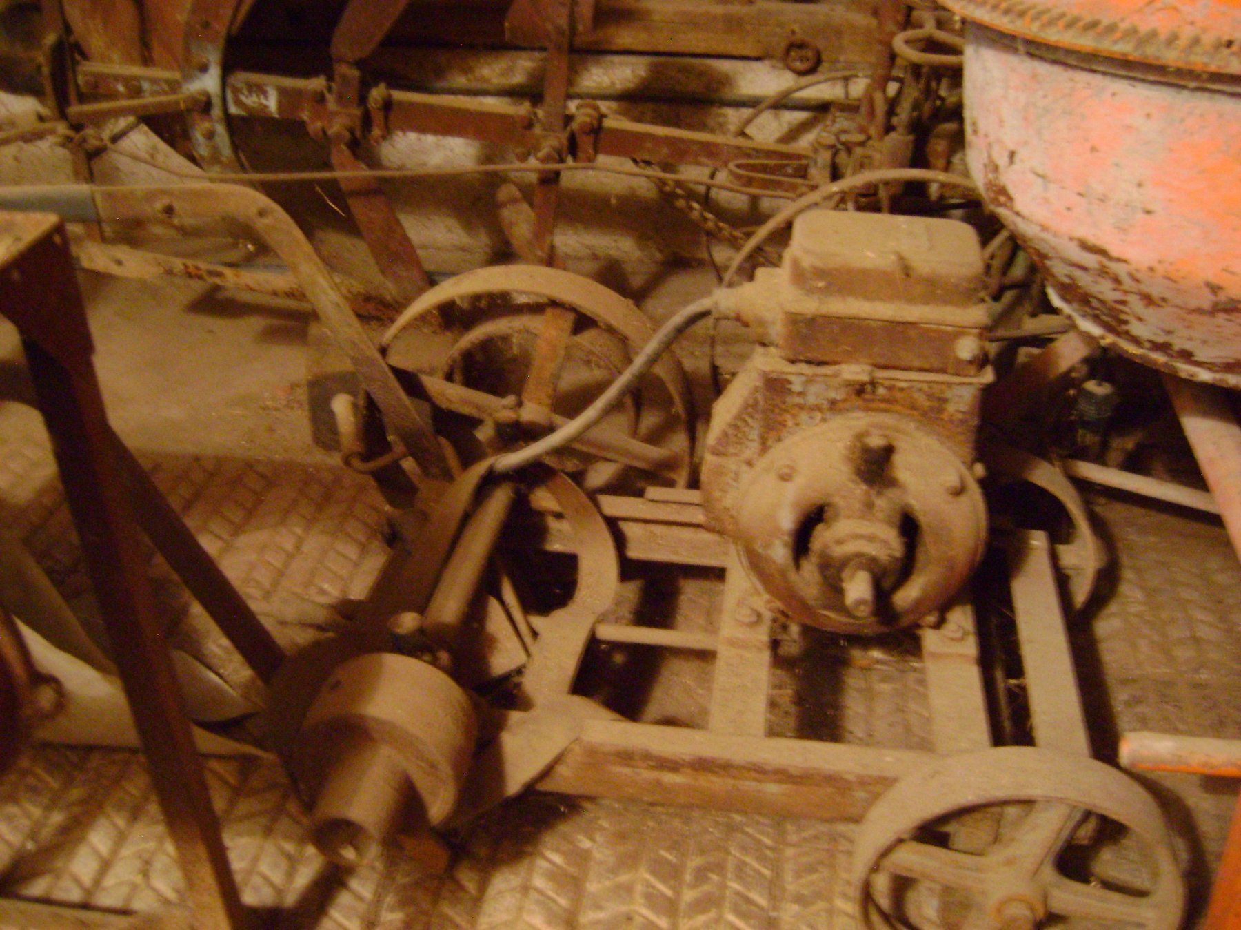 Moteurs: Ancien moteur électrique. – D'occasion à Boncourt par Francette