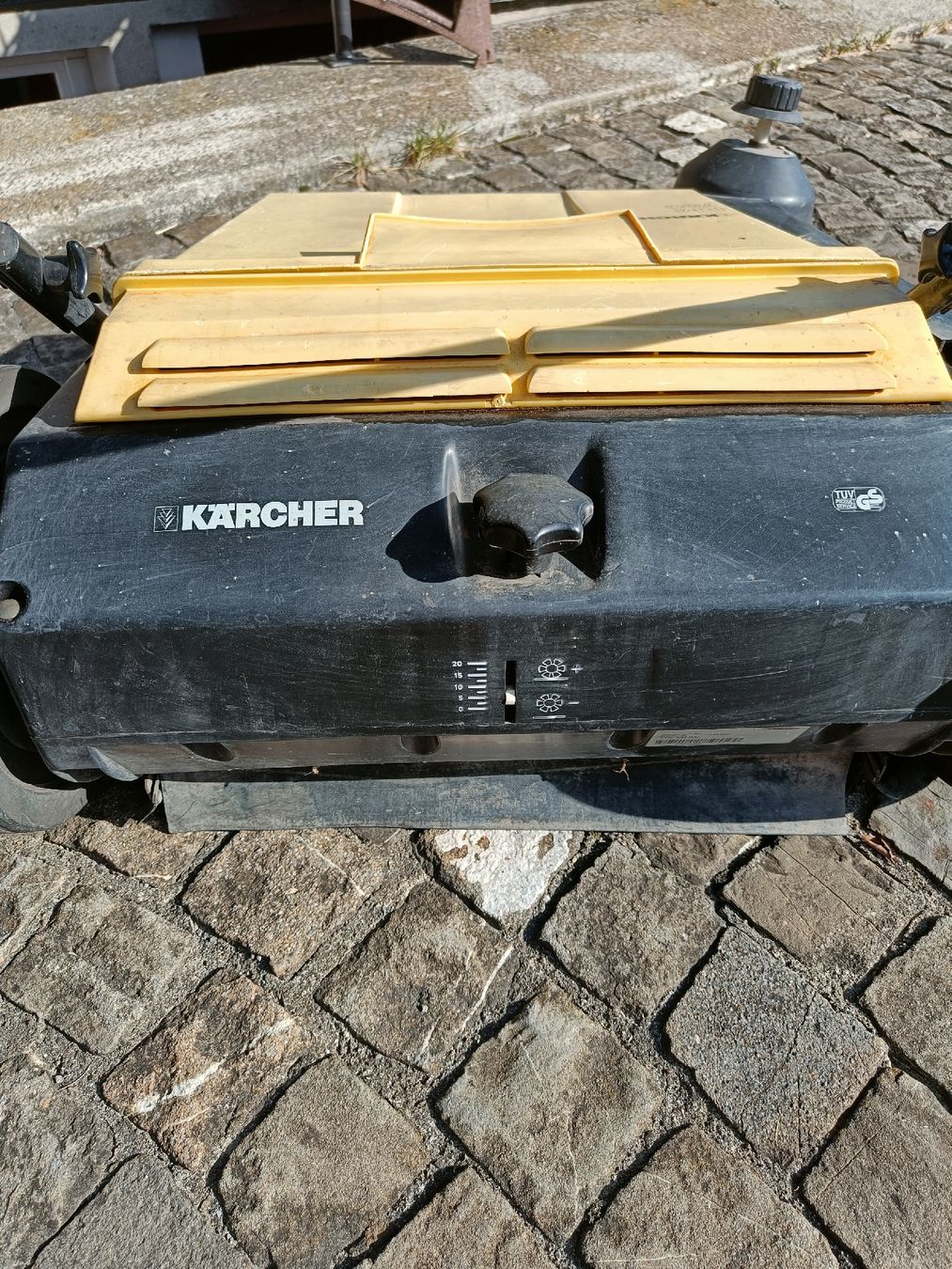 Kärcher Alle Maschinen: Kehrmaschine Kärcher – Gebraucht aus Linden von minisina1997 2