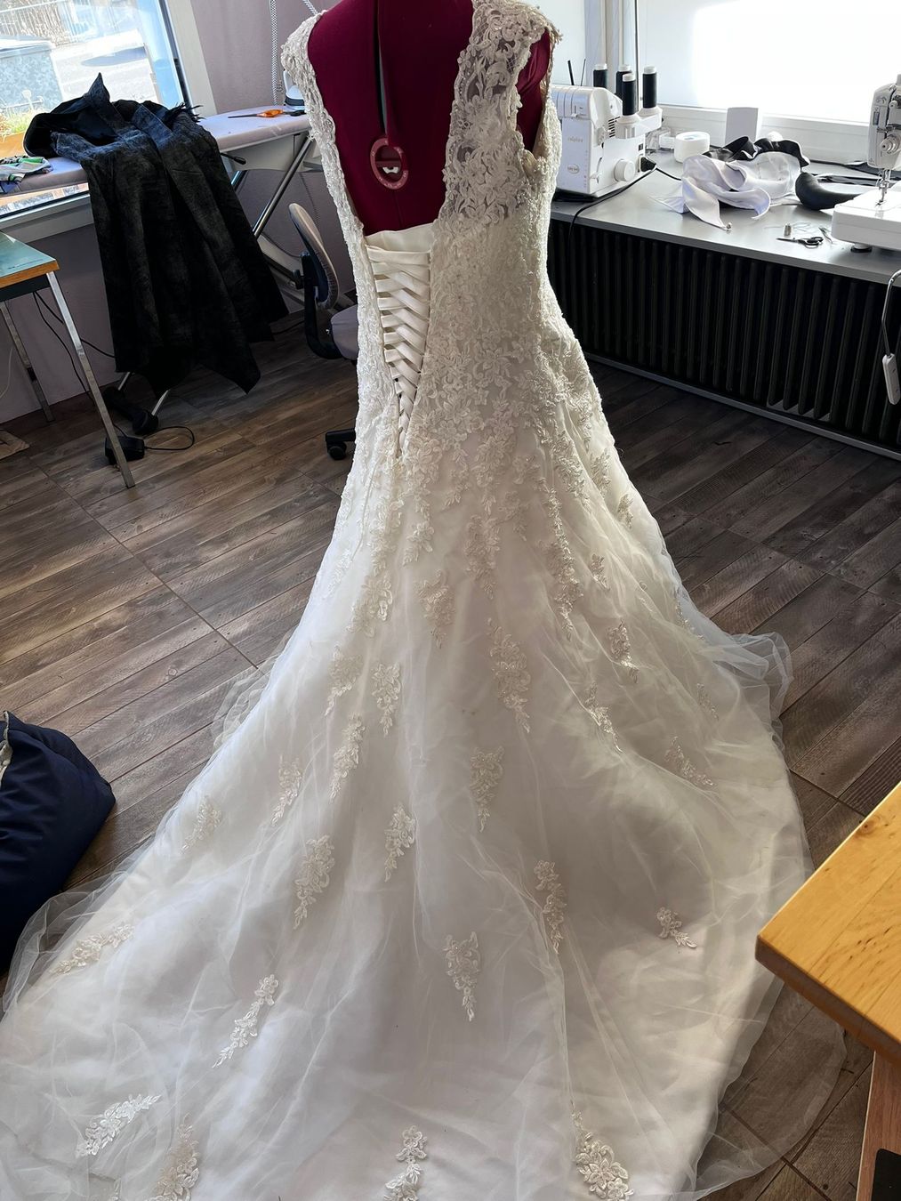 Vestiti: Wunderschönes Brautkleid mit Spitze, Gr. M – Usato da Olten venduto da hinterhof.olten 3