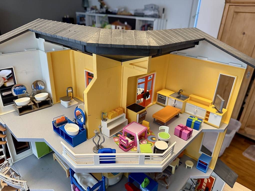 Spielzeuge: Playmobil 3-stöckiges Eckhaus mit Bakon und Pool – Gebraucht aus Neftenbach von reg_2fvh 2