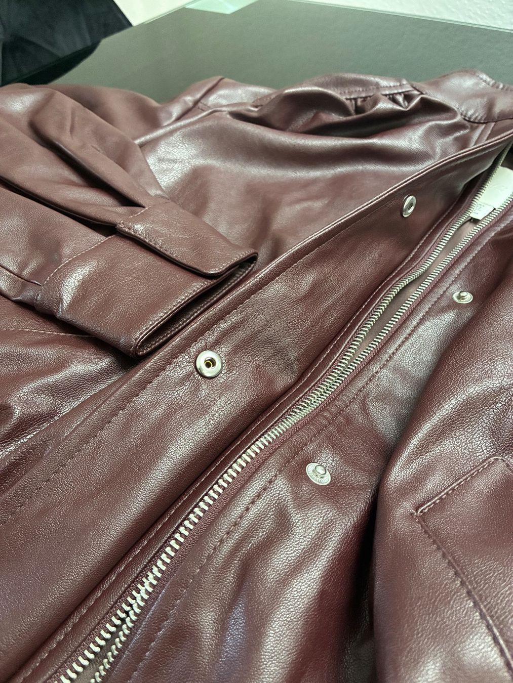H&M Giacche: Weinrote kurze Lederjacke – Usato da Wettingen venduto da mel_2thb 1