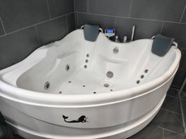 Top Whirlpool Badewanne mit Licht, Radio & Heizung!