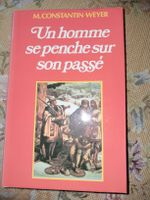 Un homme se penche sur son passé