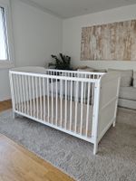 Pinolino Kinderbett, Babybett, mit Matratze, 2 Anzüge