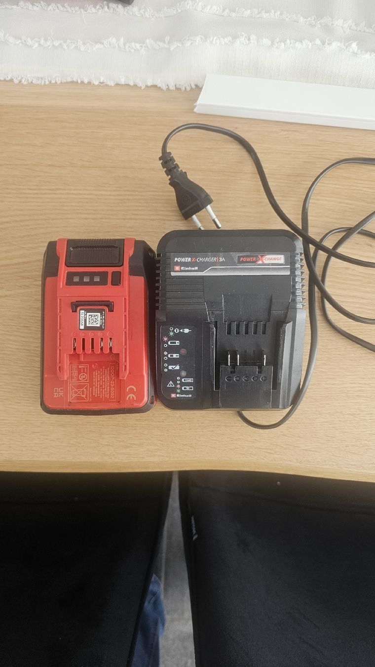 Einhell Akkus & Batterien: batterie et chargeur Einhell  – Neu (gemäss Beschreibung) aus Courtepin von BSA2300