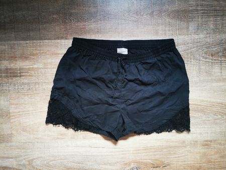 Schwarze Shorts mit Spitze von Vero Moda Gr S/M Sommerhose