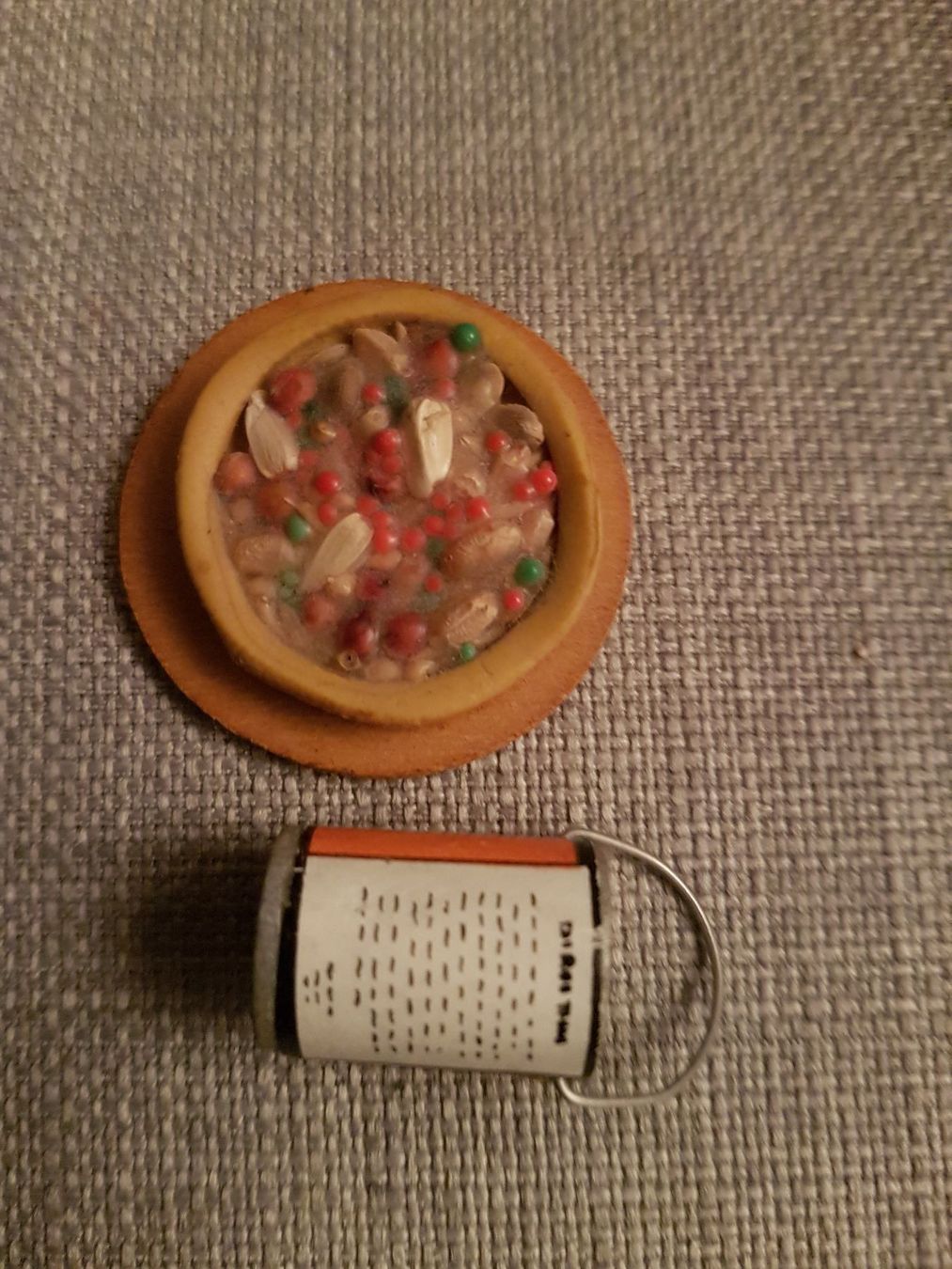 Case e mobili per bambole: 1x Mini-Pizza, 1 x Mini-Farbkübel – Usato da Oberengstringen venduto da Sheera7 2