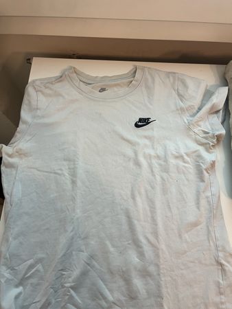 Nike T-Shirt weiss Logo vorne in gutem Zustand