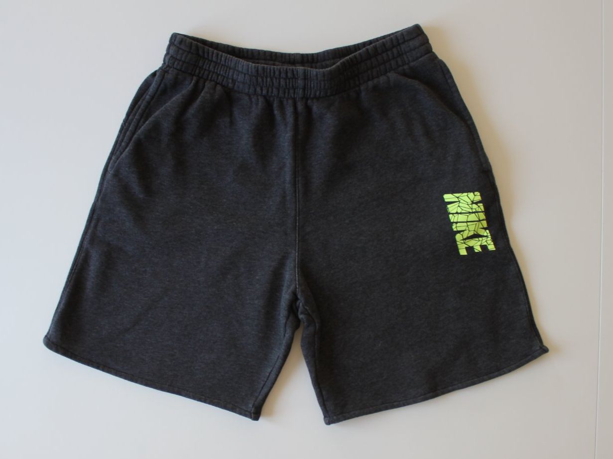Nike Pantaloni: Short Nike t. 158 - 170 – Usato da Peseux venduto da Gilloss 2