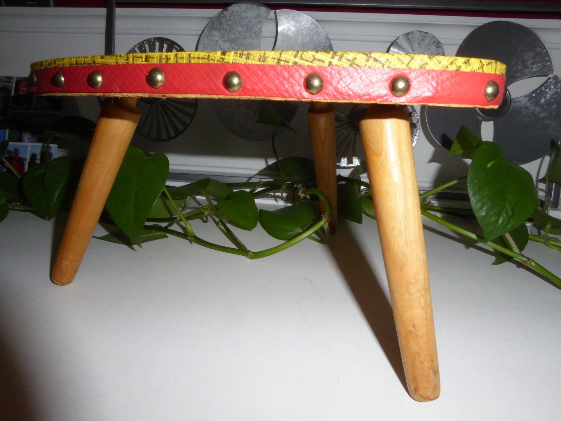 Hocker: Alter 60er Jahre Blumenhocker mit Messingnägeln, CH – Gebraucht aus Burgdorf von Zimpu10 3