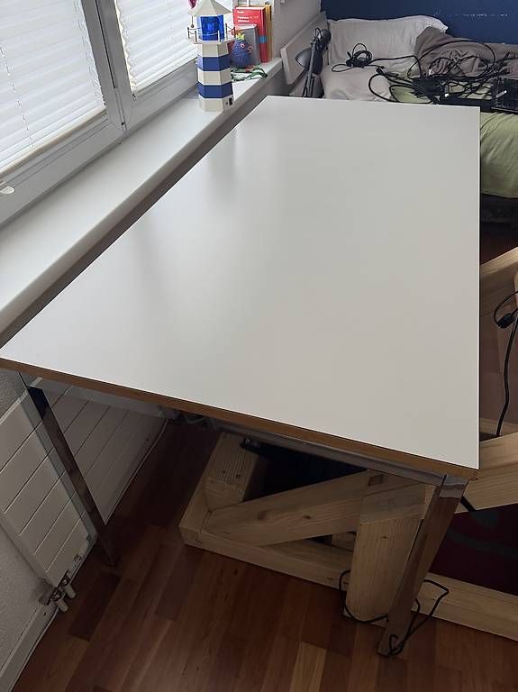 Bureaux: Hochwertiger Bürotisch mit Metallgestell – D'occasion à Schüpbach par digase