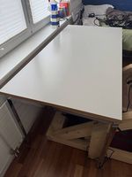 Hochwertiger Bürotisch mit Metallgestell