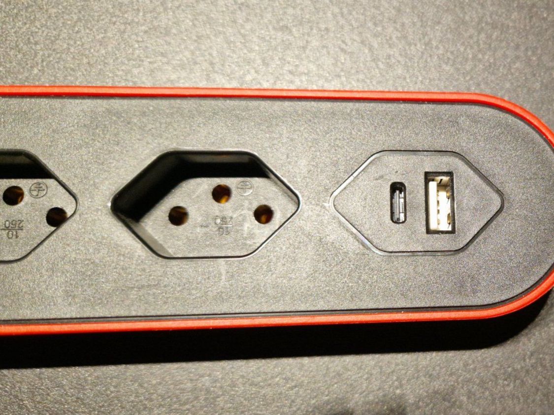 Stecker: Steckdosenleiste 5xT13 1xUSB Typ A 1xUSB TypC rot/schwarz – Gebraucht aus Igis von Vulleta.38 2