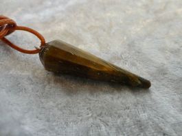 Tigerauge an Ziegenlederkordel