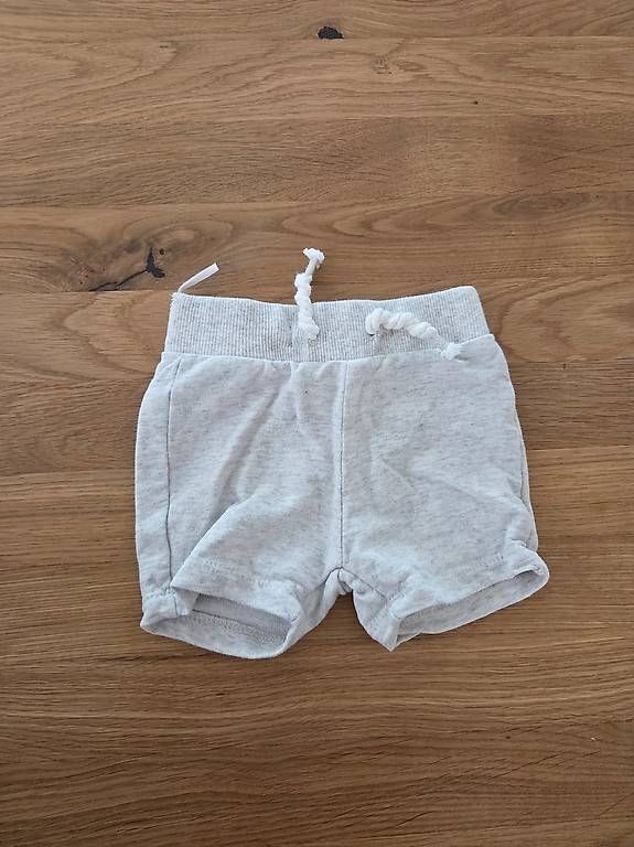 Hosen: 2 x Kurze Hosen Gr. 56 – Gebraucht aus Baden von TA2222 2