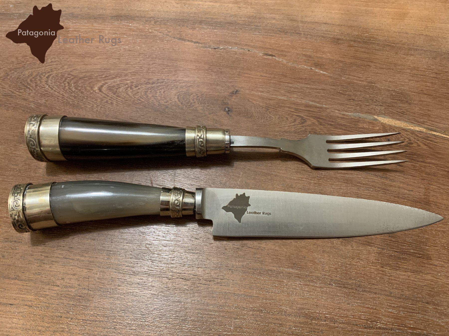 Set di posate: Picknick-Messer- und Gabel-Set mit Kuhhorn-Griffen – Nuovo e nell'imballaggio originale da Arbedo venduto da patagonialeatherrugs 1