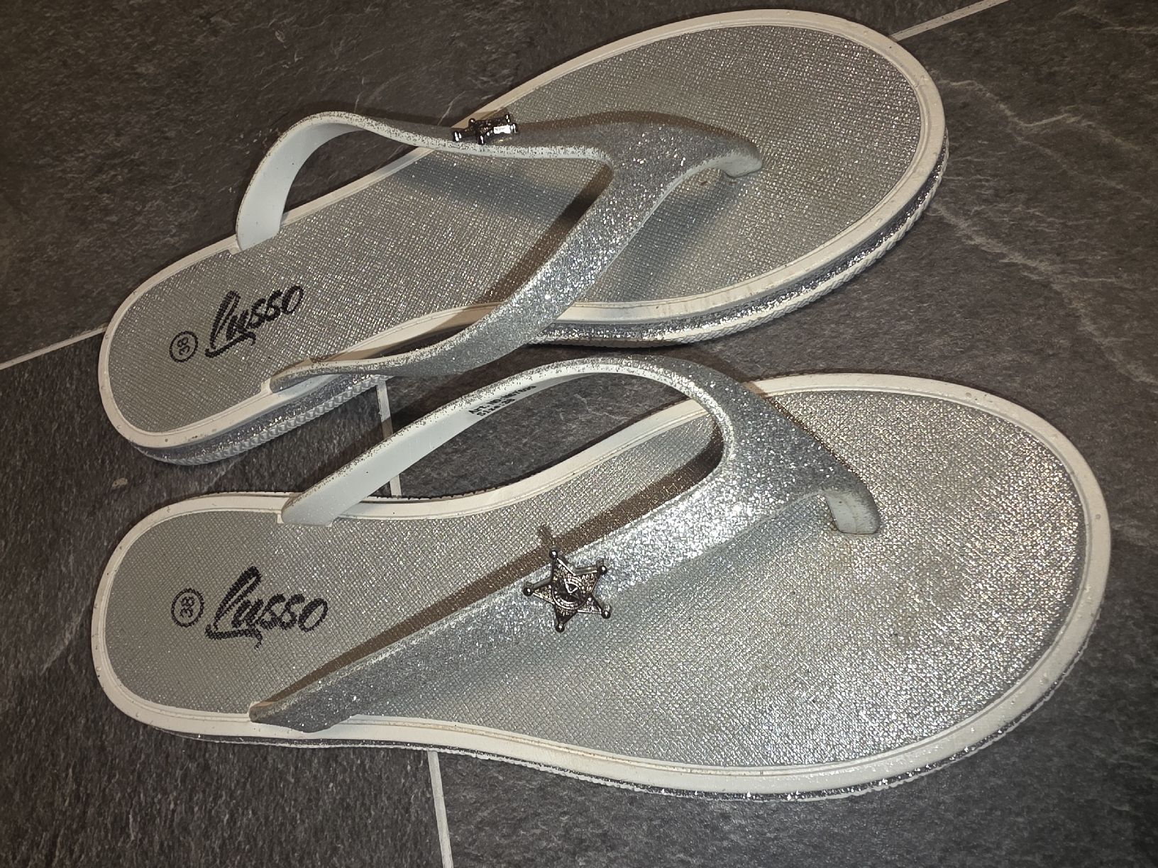 Scarpe da donna: Silbrige Glitzer Flip Flops Grösse 38 – Usato da Toffen venduto da ver_x68f 1