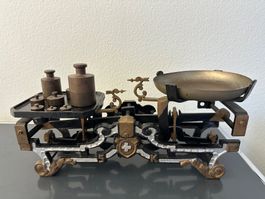 Antike Gusseisen-Waage (5kg) inkl. Messing-Gewichte-Set