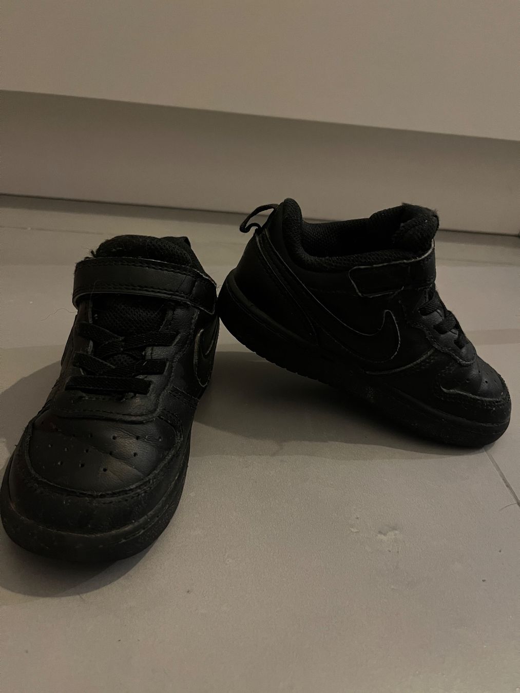 Nike Herrenschuhe: Nike Kinderschuhe Grösse 25 – Gebraucht aus Sierre von black.box