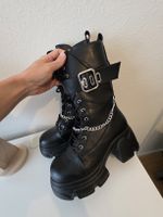 Schwarze Boots mit Schnalle