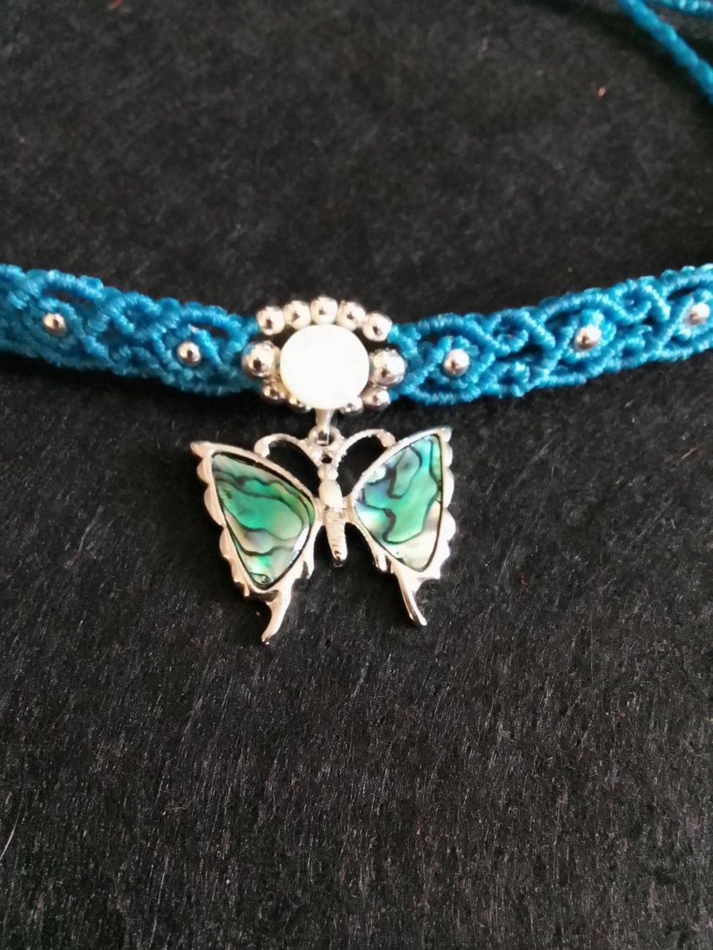 Catenine: Makramee Choker mit Abalone Schmetterling und Perlmutt – Nuovo (secondo la descrizione) da Pfäffikon ZH venduto da Emporos_42 1