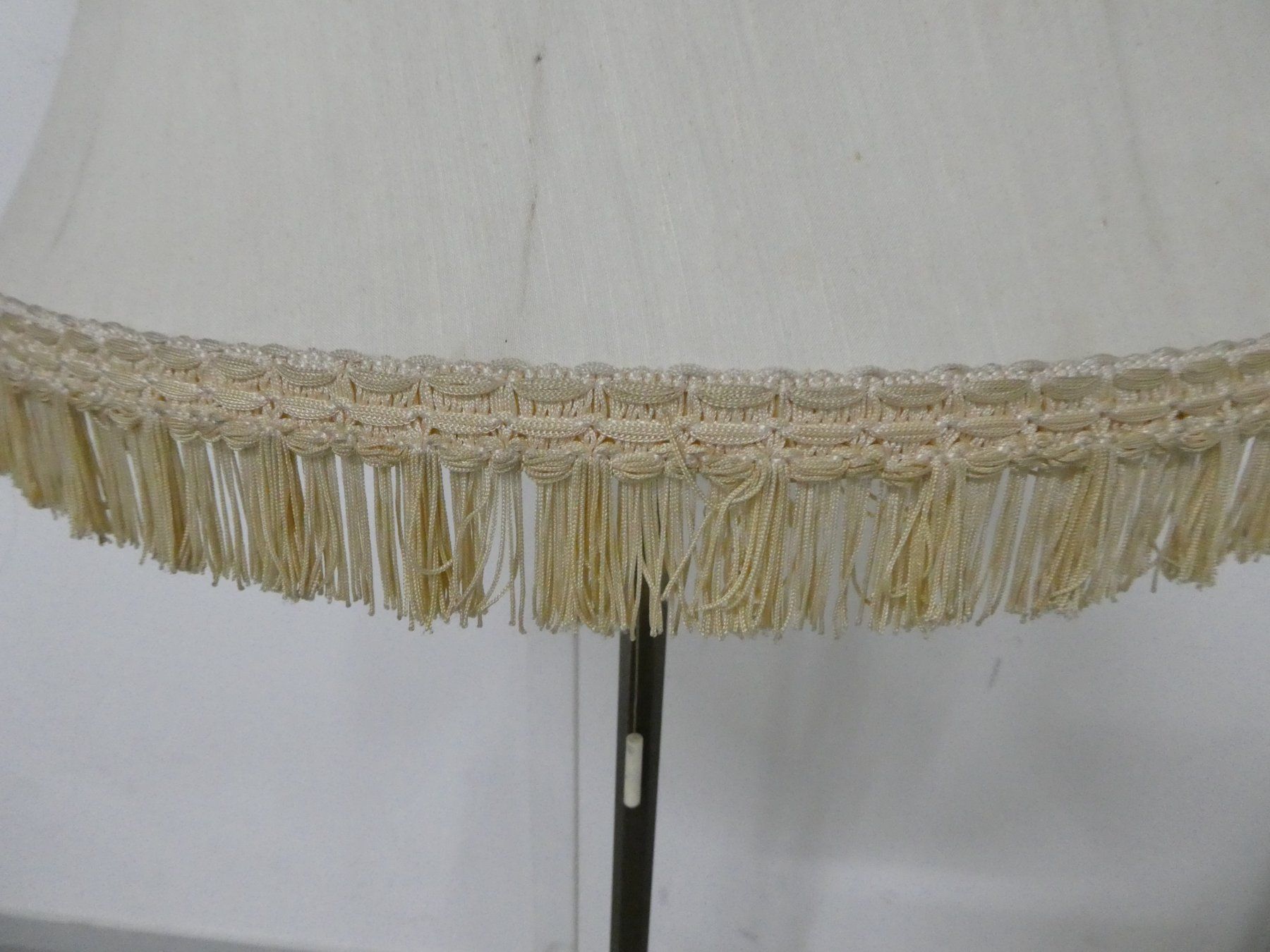 Lampade: Vintage-Stehlampe mit einem dunklen Metallschaft – Usato da Volketswil venduto da brockipfannenstil 7
