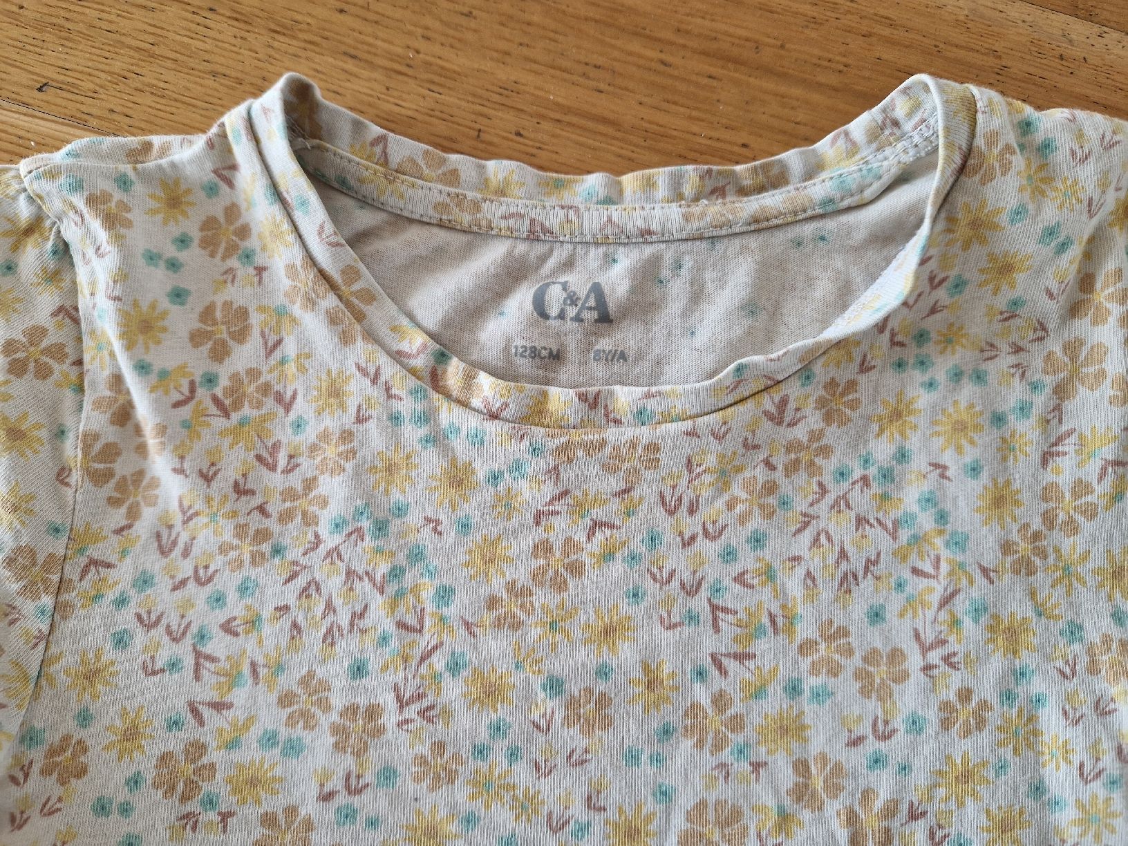 C&A Blusen, T-Shirts & Tops: T-Shirt mit Blumen-Motiv – Gebraucht aus Bern von hirse03 1