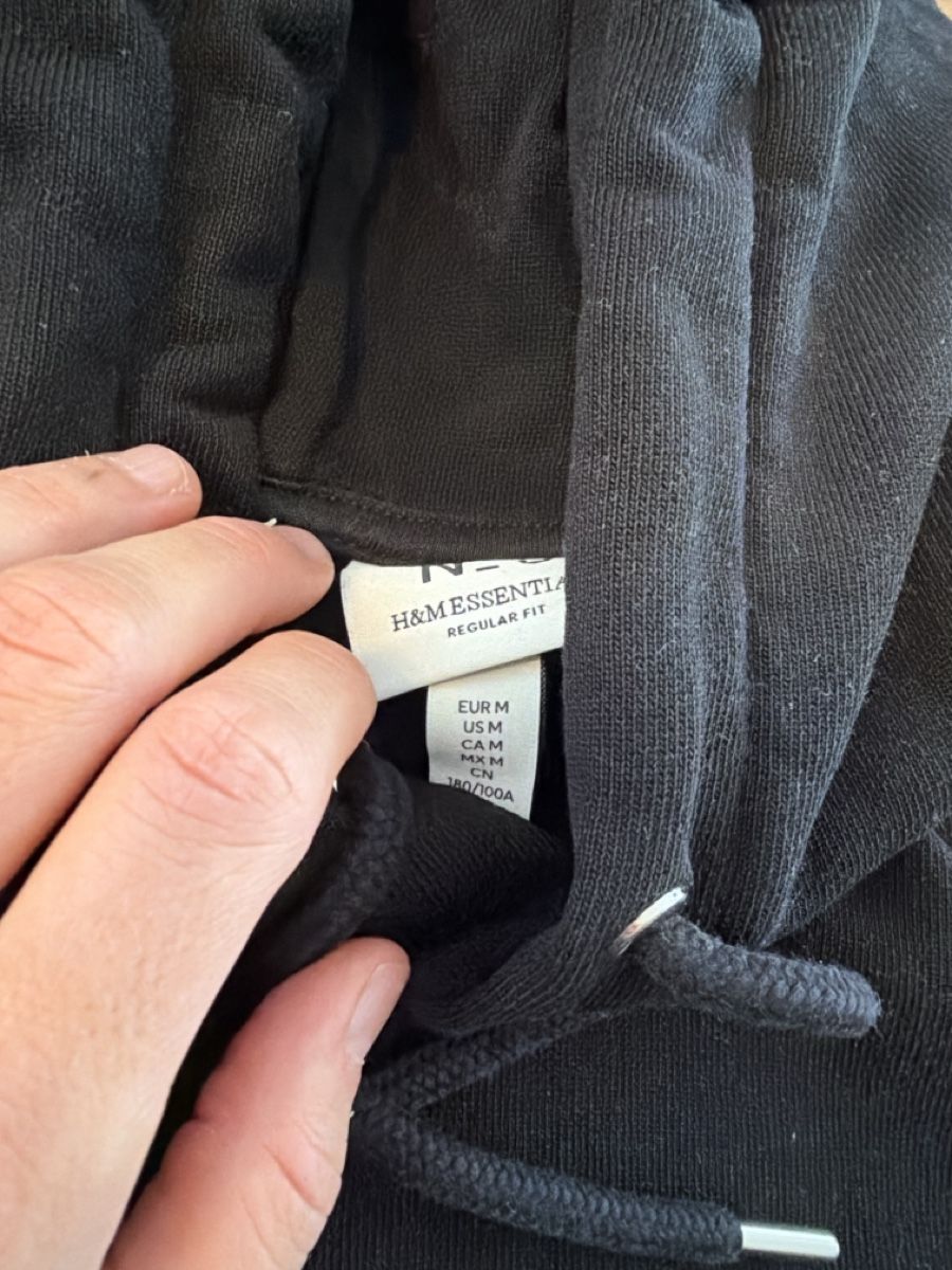 H&M Maglioni & Felpe: H&M Essentials Kapuzenpullover schwarz Grösse M – Usato da Altdorf UR venduto da Monstera99 1