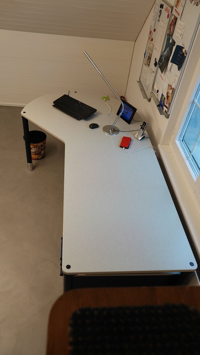 Scrivanie: Stabiler Schreibtisch mit Bürocontainer – Usato da Volketswil venduto da Mcbrandy0 3