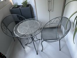 Schöner Gartentisch mit 2 Stühlen