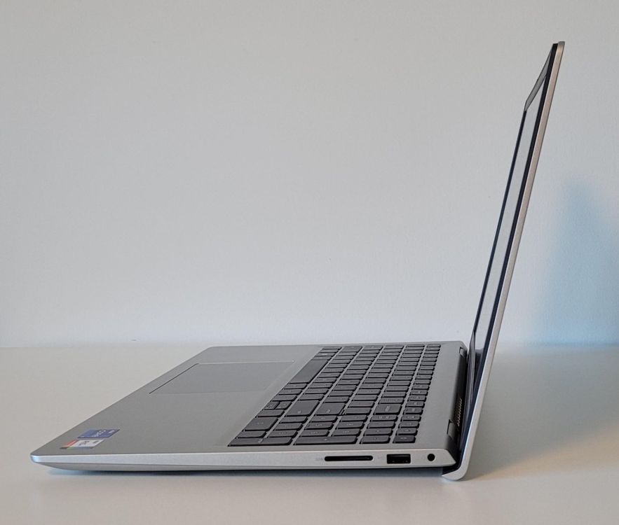 Dell Inspirion 15 (3520) Laptop mit US QWERTY Tastatur  NEU 2