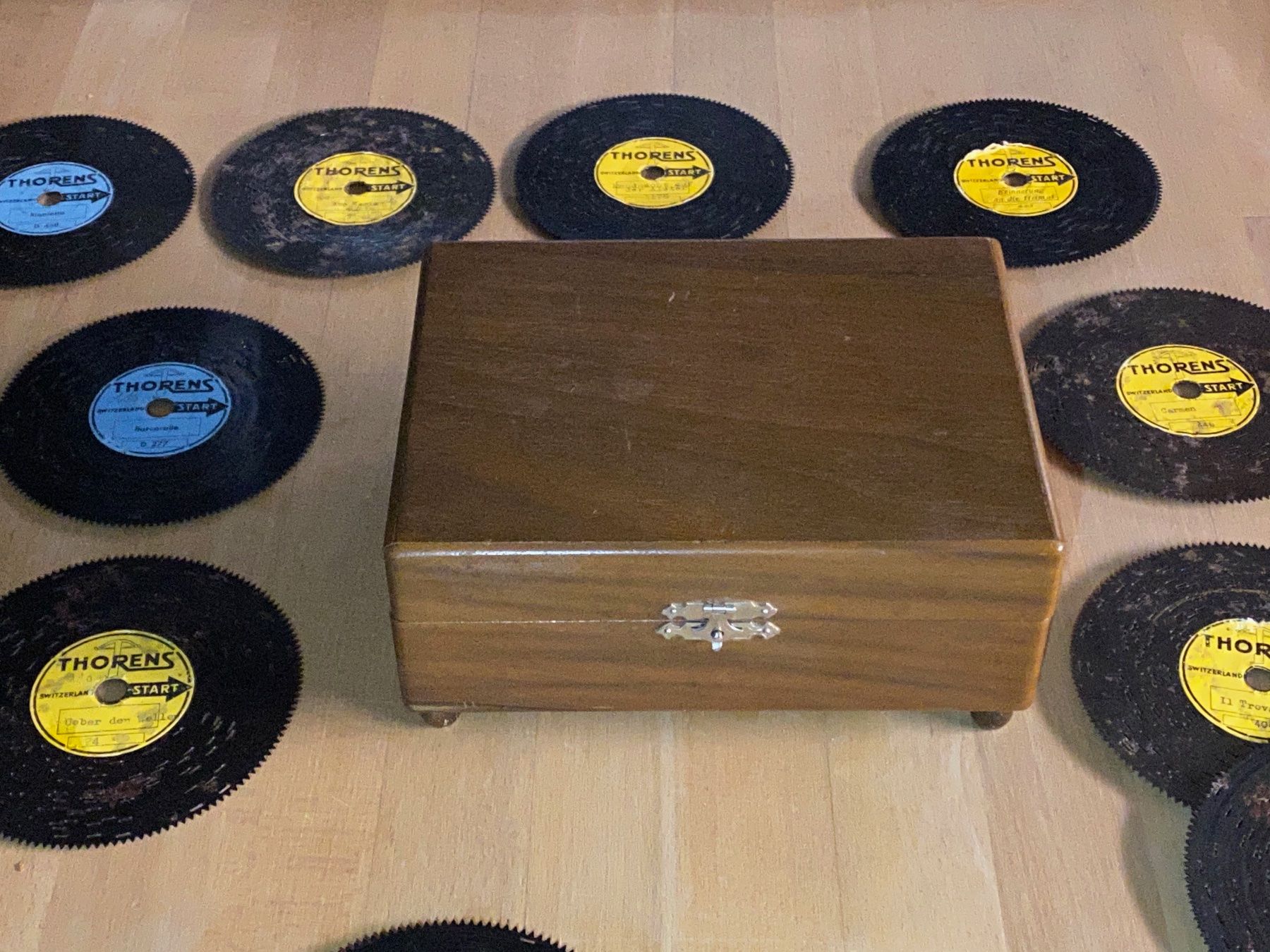 Thorens Spieldosen: THORENS POLYPHON ANTIKE SPIELBOX MIT 9 METALL LOCHPLATTEN – Gebraucht aus Vorderthal von cgar2009 5