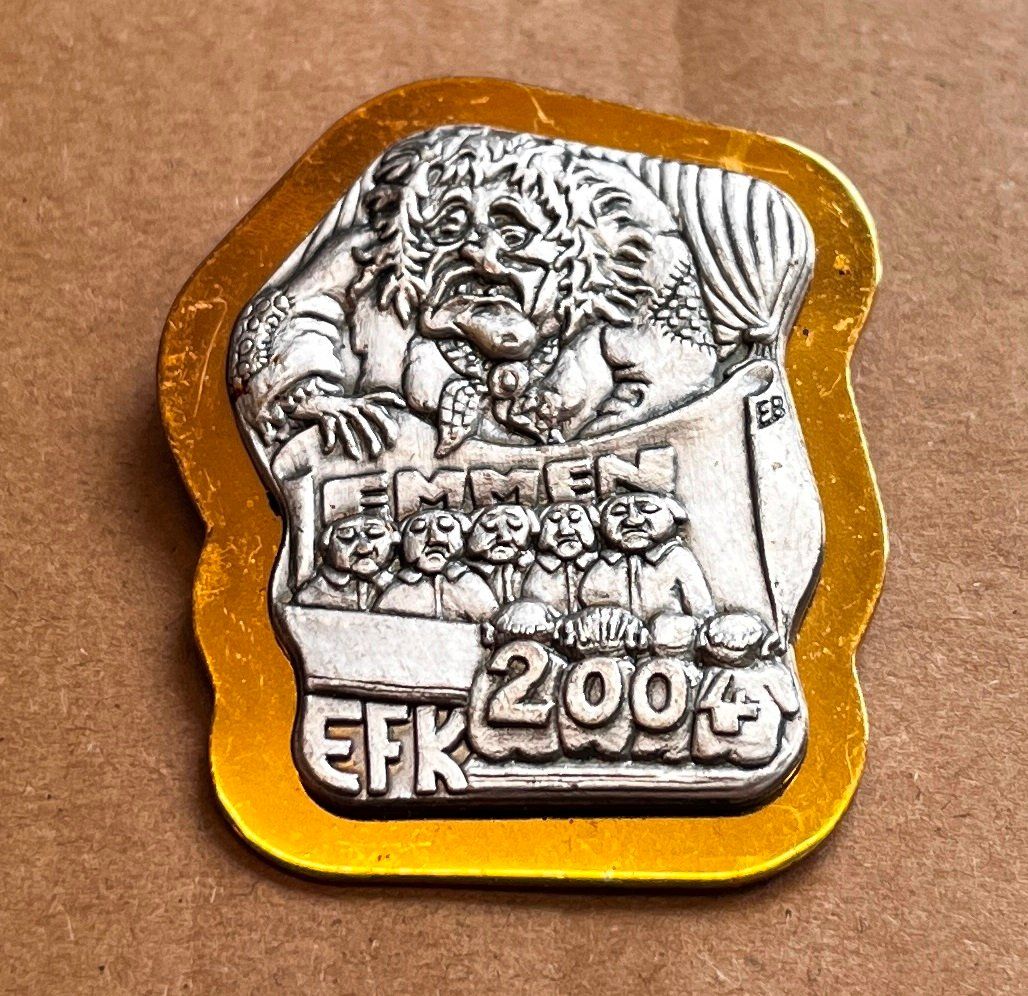 Plaketten & Abzeichen: Fasnachtsplakette Emmen Gold 2004 – Gebraucht aus Obernau von Wgnom