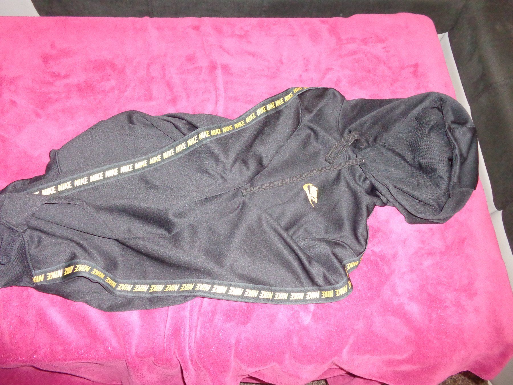 Lotti di vestiti: Trainer Nike Gr S schwarz mit Gold – Usato da Liestal venduto da Gecko16 1