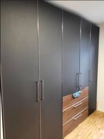 Grosser Kleiderschrank mit Schubladen, grau-braun