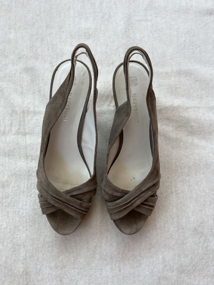 Navyboot Scarpe da donna: Sandales compensées NAVYBOOT, T 39, couleur taupe – Usato da Romont FR venduto da cat_j6ww 4