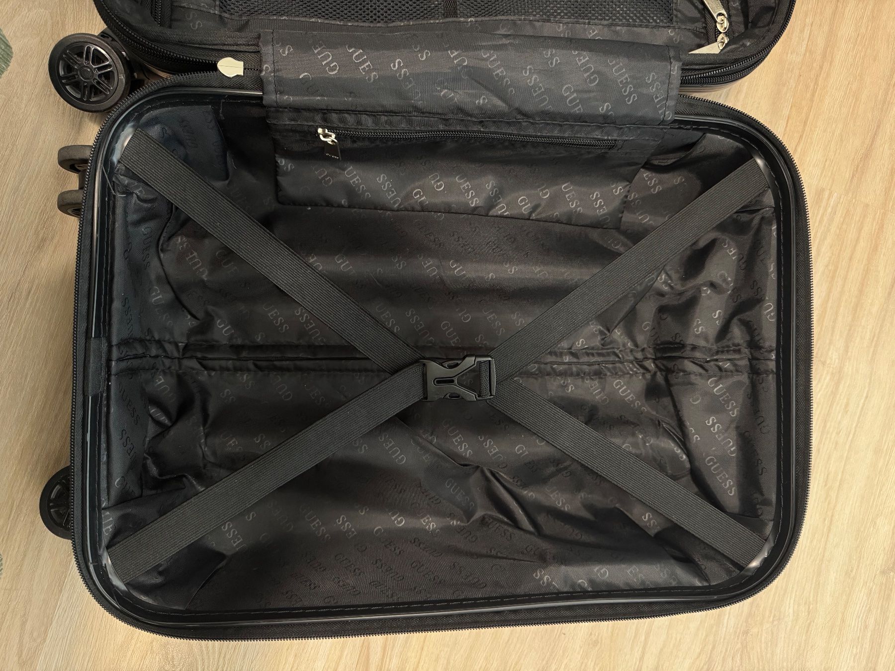 Valises de voyage: Guess Handgepäckkoffer schwarz – D'occasion à Maisprach par jokoundklaas 8