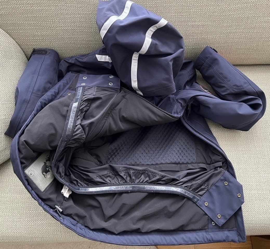 Skis: Napapijri Tech Ski-Anorakjacke Grösse M – Neu (gemäss Beschreibung) aus Zufikon von h_s_8xnb 8