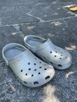Clogs Crocs silber Glitzer Grösse J2 gebrauchter Zustand