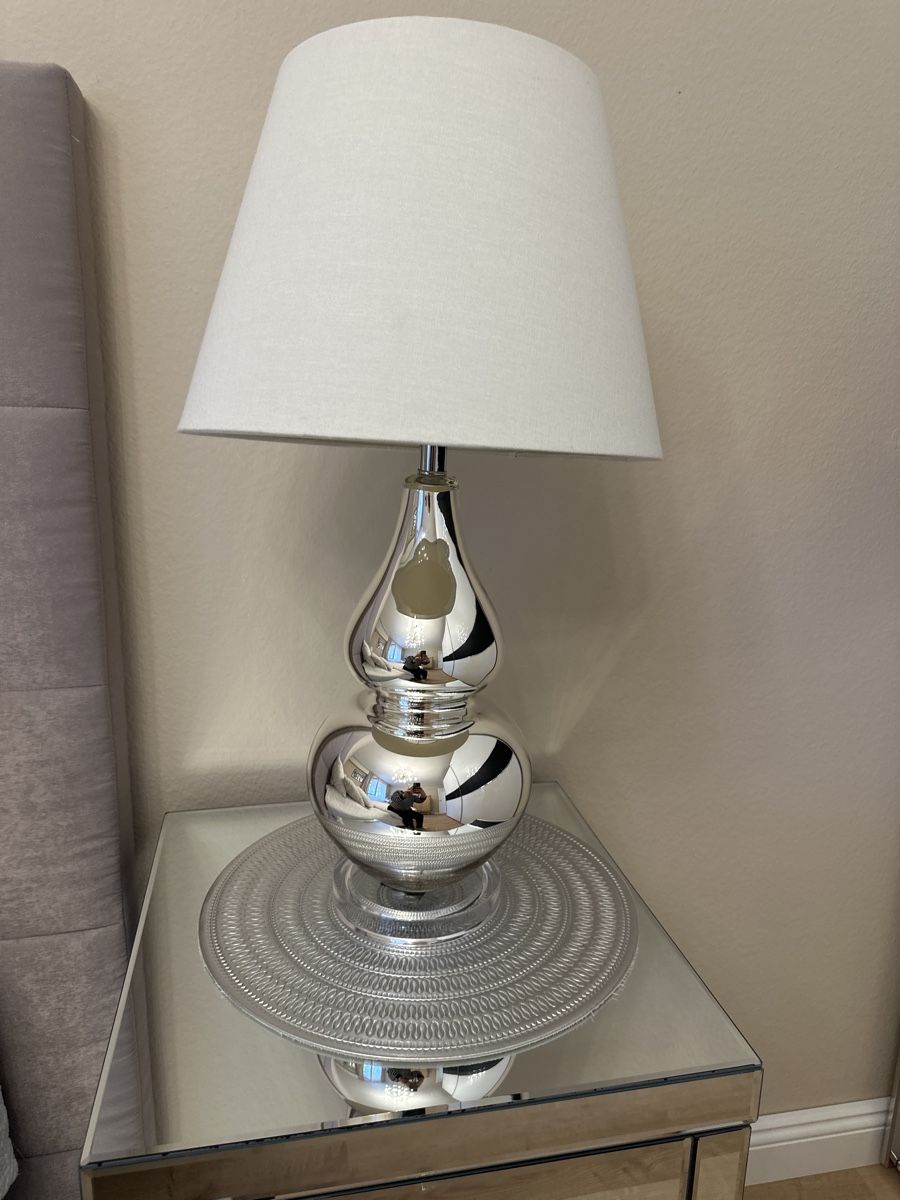Lampade: Eine Nachtischlampe – Usato da Volketswil venduto da Sina008