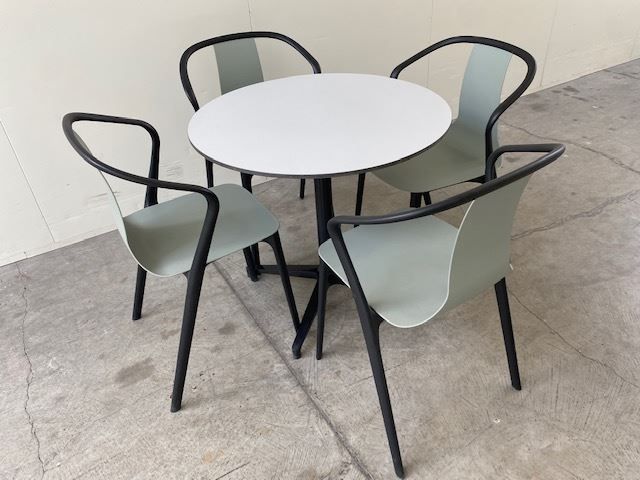Set di tavolo e panche: Bistro Tisch und Stühle von Vitra – Usato da St. Gallen venduto da MSMoebelhandel 2