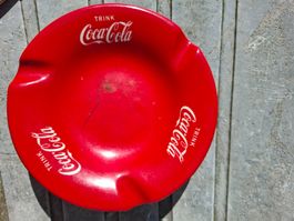 original Coca Cola Aschenbecher mit Patina, circa von 1960