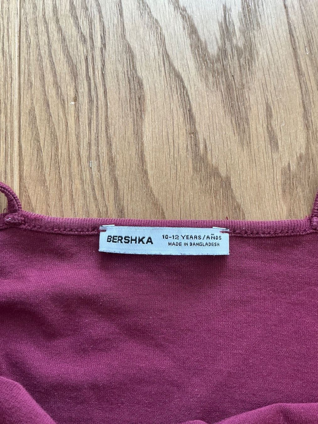 Bershka T-shirt: Bordeauxrotes T-shirt – Usato da Cham venduto da ist_wvm8 2