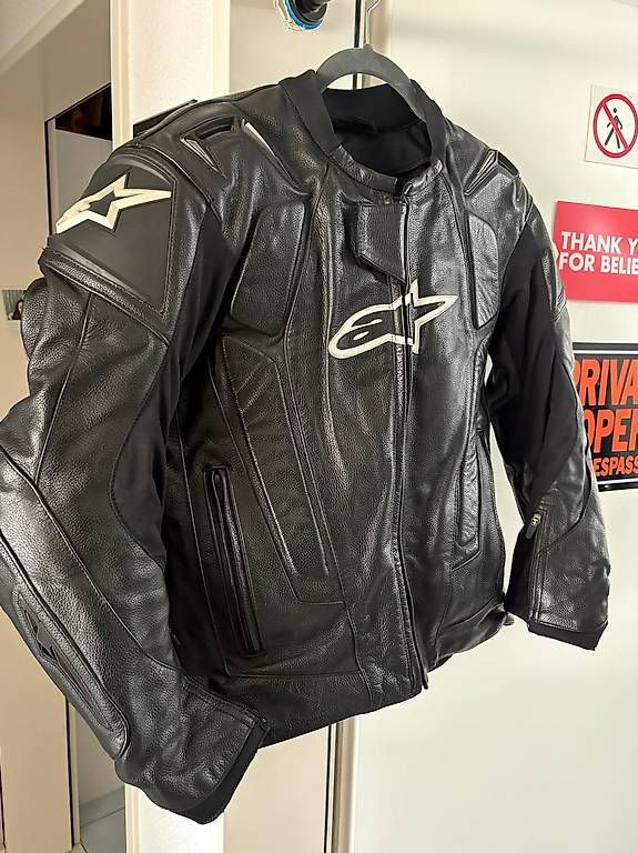 Alpinestars Jacken: Alpinestars Motorrad Lederjacke RennjackeTöff – Gebraucht aus Niederhasli von Dbescht