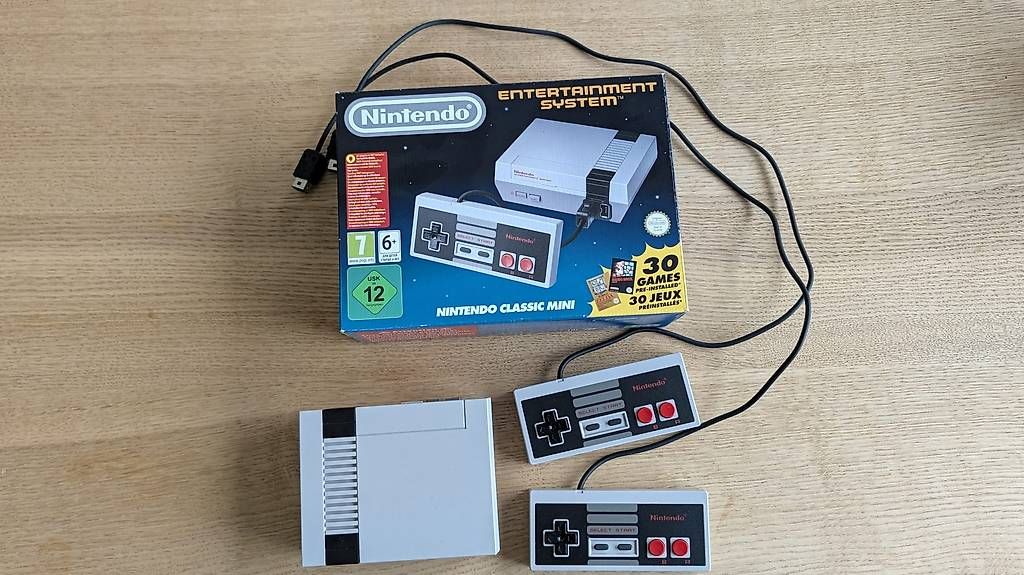 Console: Nintendo Classic Mini NES - OVP, 2 Controller – Usato da Zürich venduto da nicolasmai