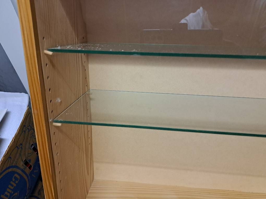 Vitrines: Holzvitrine mit Glasfront und Glastablaren – D'occasion à Zwingen par Saraladina 2