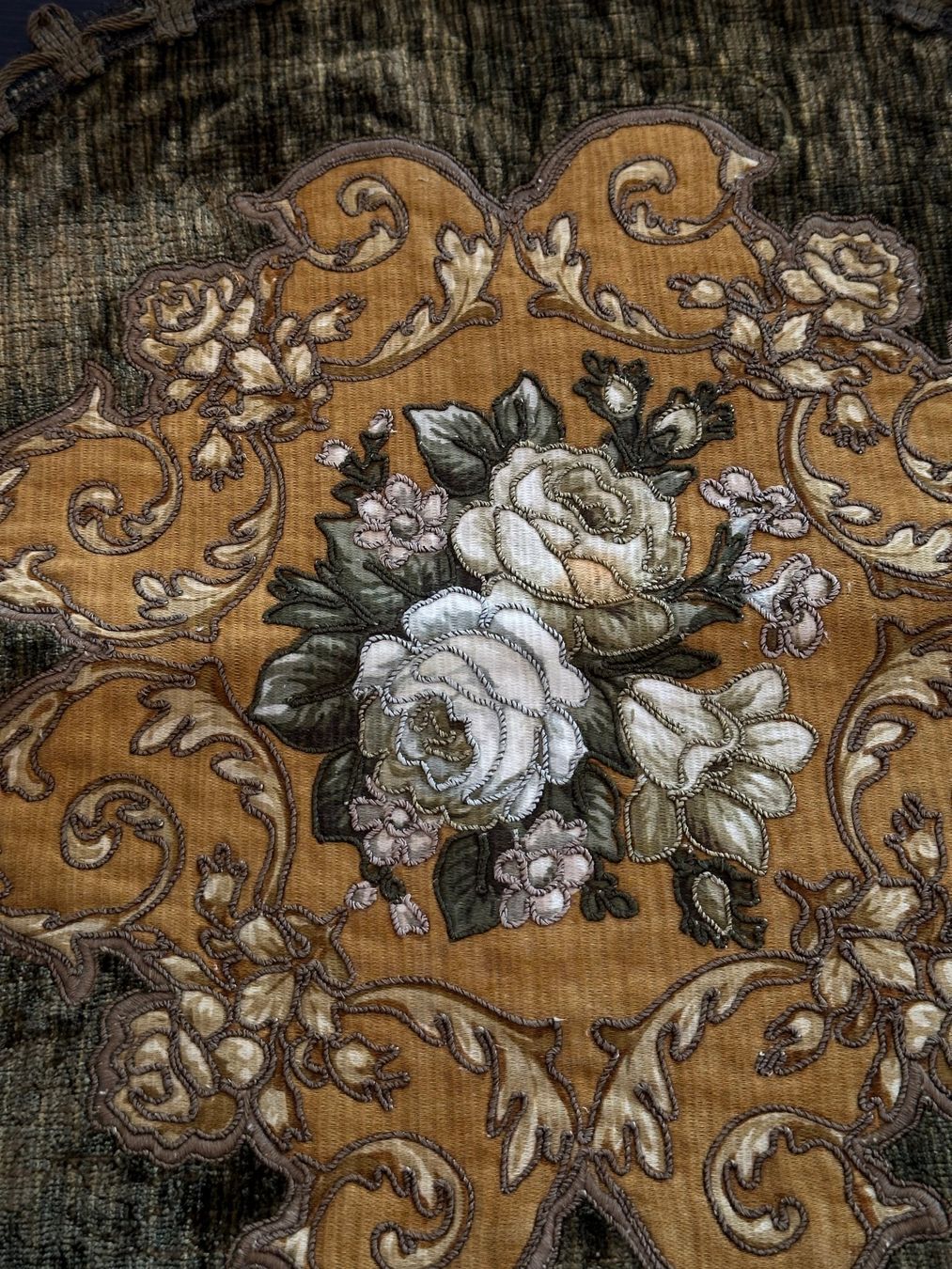 Altra biancheria da tavola: Tischdeckchen Blumen Samt Handarbeit - khaki/gelb – Usato da Pfäffikon SZ venduto da ansyyy 1