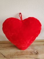 Rotes Kuschelkissen in Herzform - perfekt für liebe Menschen