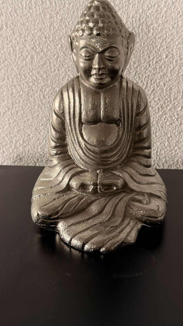 Sculture & Statue: Buddha Figur silberfarben (20cm) – Usato da Lommis venduto da manmarmi