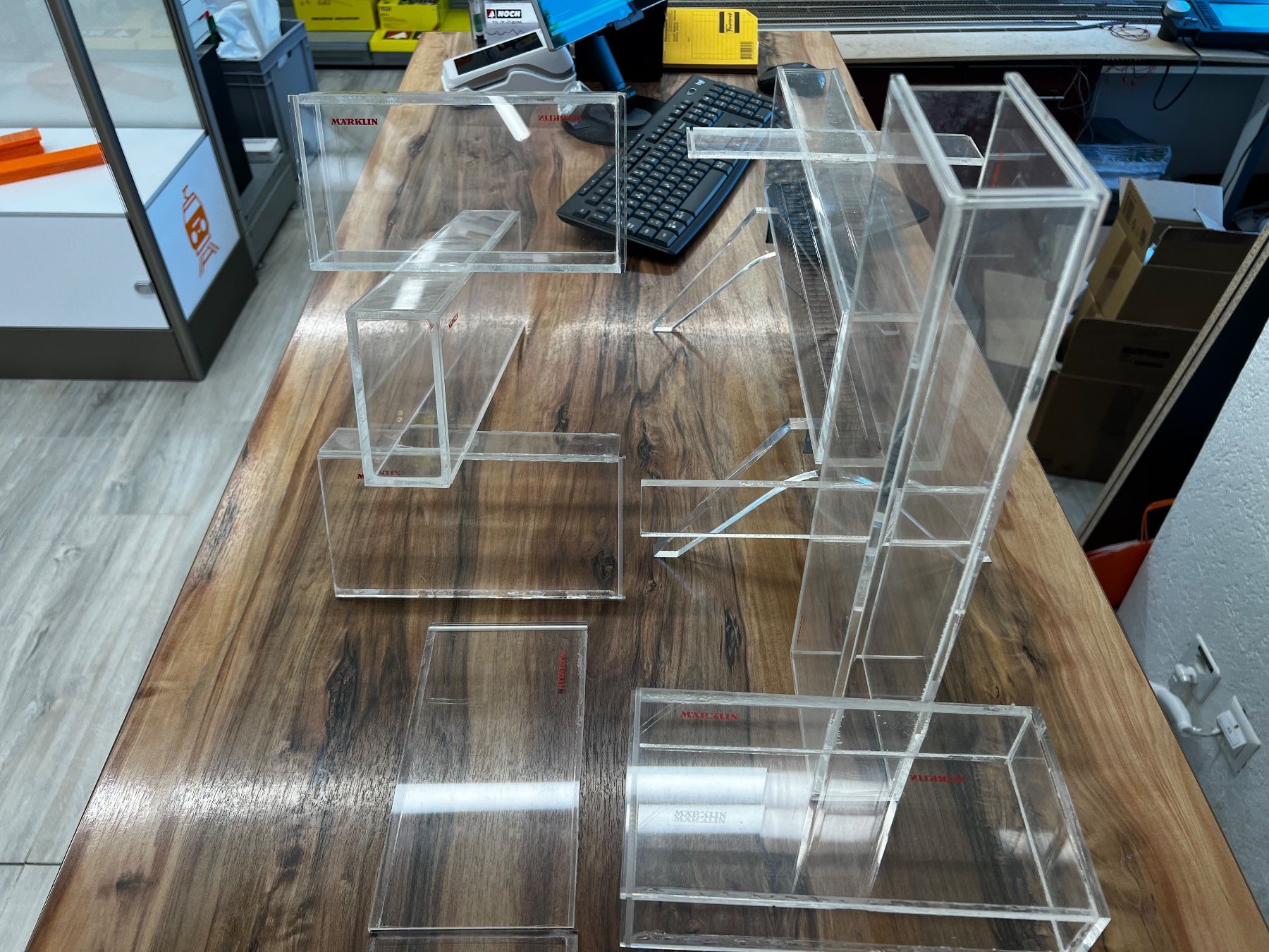 Vitrinen: Märklin Treppen Vitrine Plexiglas – Defekt aus Büsserach von ModellbahnDepot 1